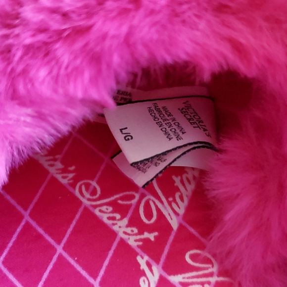 Slippers - Picture 2 of 4